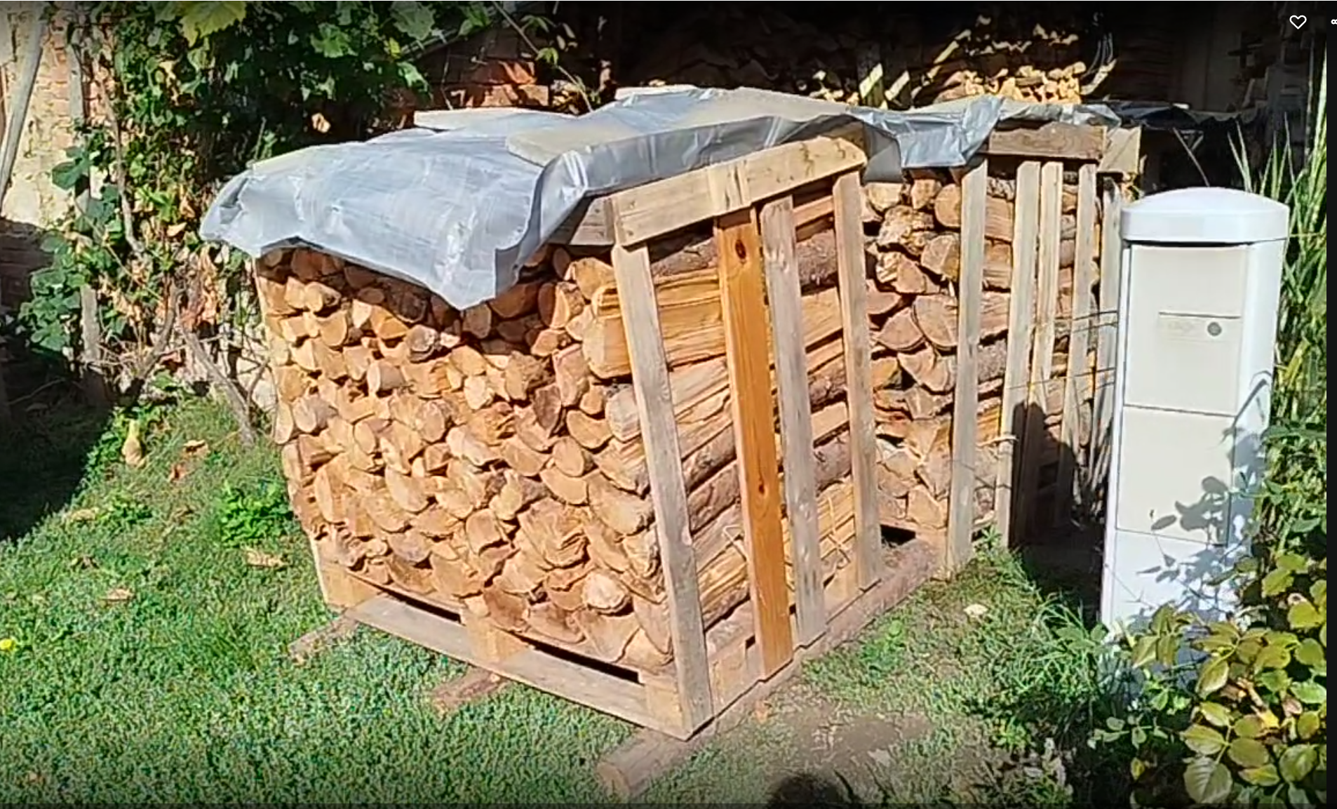 Dřevo v paletovém boxu